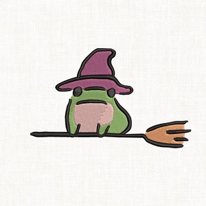 Puede incluir: Una rana verde con un sombrero de bruja morado y montando una escoba marrón.