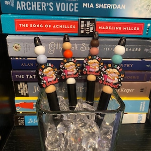 Kralenpen My Weekend Is Booked – Leuk cadeau voor boekenliefhebber, handgemaakte esthetische pen, briefpapier voor de lezer, leuke schrijfpen, leesgrage accessoire