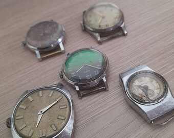 Lotto di 5 orologi da polso dell'Unione Sovietica dell'URSS per ricambi o riparazioni. Rari orologi da polso degli anni '70. Zvezda, Vostok, Zim, Zaria