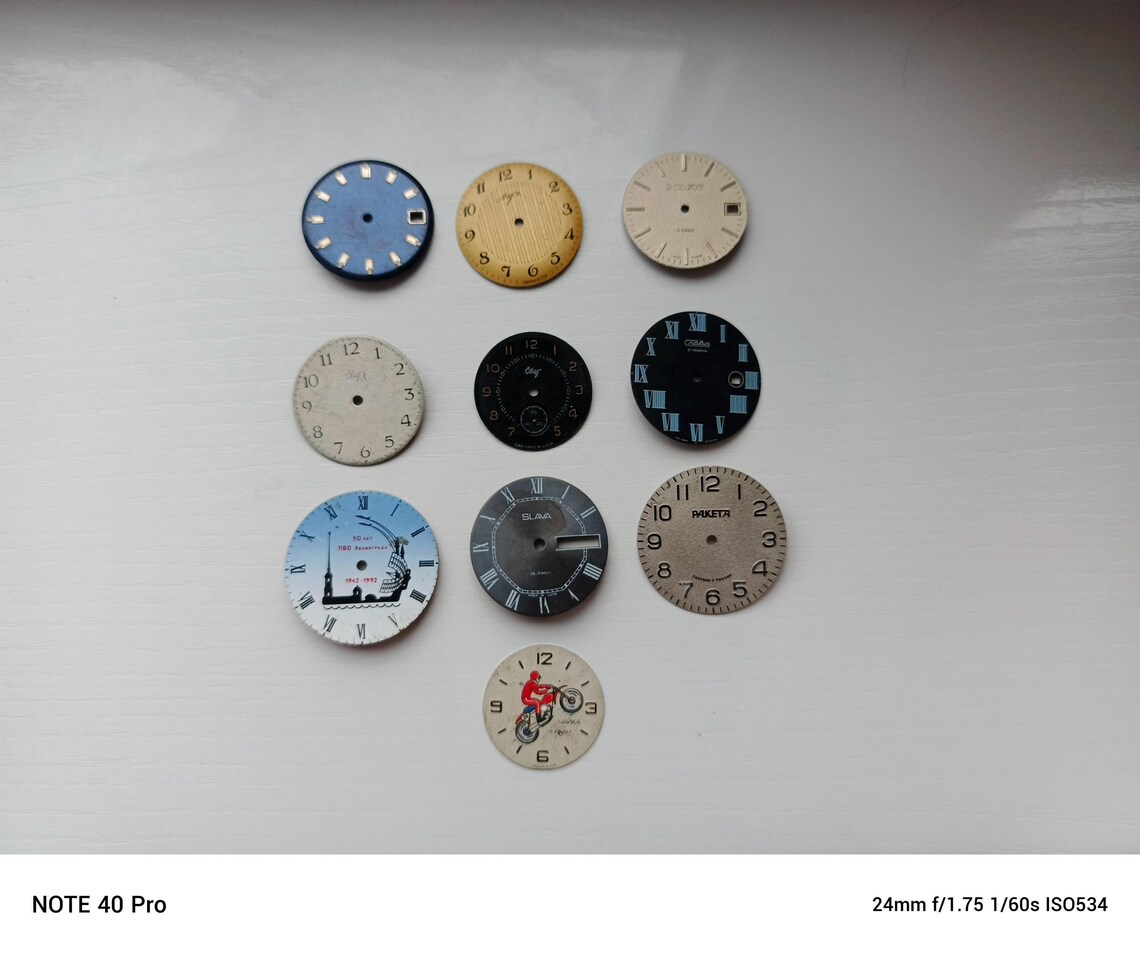 Wristwatch Dials , Vintage lot of 10 pieces , all in good condition , ussr make ., foto 1 di 5