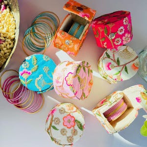 Bangle box with Metal Bangles, Mehndi favors, Haldi favor, Bridesmaid Gift, mehendi favors, sangeet favors, bangle holder, Indian bangle box