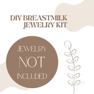 Könnte beinhalten: Ein DIY-Set für Muttermilchschmuck mit braunem Text auf weißem Hintergrund. Der Text lautet DIY BREASTMILK JEWELRY KIT und JEWELRY NOT INCLUDED in einem braunen Kreis. Eine einfache Strichzeichnung eines Blattzweigs befindet sich rechts.