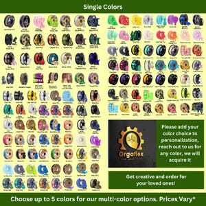 以下が含まれることがあります： 3Dプリント用のフィラメントの色が様々なチャートです。チャートは色別に整理されており、各色の名前が記載されています。チャートの上部には「Single Colors」というテキストがあります。チャートの右下隅には「Orgaflex」というテキストがあります。Orgaflexロゴの下には、「お好みの色をパーソナライズに追加してください。ご希望の色については、お問い合わせください。ご希望の色は、当社が調達いたします。」というテキストがあります。色の選択に関するテキストの下には、「創造性を発揮して、愛する人のために注文しましょう！」というテキストがあります。チャートの下部には、「マルチカラーオプションに最大5色を選択できます。価格は変動します。」というテキストがあります。