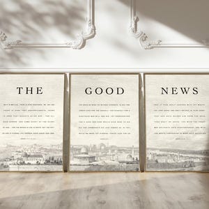 Könnte beinhalten: Drei beige gerahmte Drucke mit schwarzem Text und einem Stadtbild. Der Text auf den Drucken lautet "The Good News".