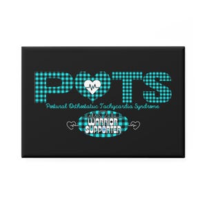 Op de afbeelding: Zwarte rechthoekige magneet met het woord "POTS" in turquoise geruite letters, een hart met een ECG-lijn en de tekst "Postural Orthostatic Tachycardia Syndrome". Daaronder een turquoise geruite banner met de tekst "WARRIOR SUPPORTER".