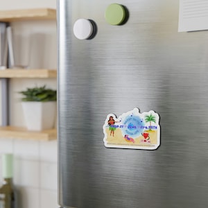 Può includere: Un magnete bianco con un'illustrazione di una scena sulla spiaggia. Il design include una donna con una gonna di erba, una palma e un cuore con le cuffie. Il testo sul magnete recita "Drop-it Like It's POTS" e "Happy Waves From Life".