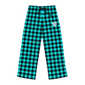 Può includere: Pantaloni da pigiama con motivo a quadri turchese e neri. I pantaloni hanno un punto vita con coulisse e una piccola grafica bianca a forma di cuore con la scritta "POTS" e un paio di labbra.