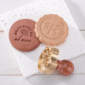 Sellos con diseños de logotipos muy detallados, sellos de cerámica, sellos de arcilla hechos a mano personalizados, sellos de cerámica, sellos con logotipos personalizados, sellos con iniciales, regalos para él