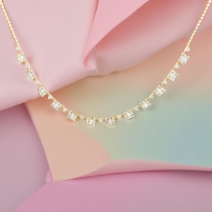 Colar delicado com pingente de diamante em ouro 14K: corte baguete e redondo