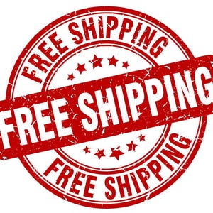 Puede incluir: Un sello de goma rojo, de estilo desgastado, con las palabras "FREE SHIPPING" en letras may&uacute;sculas blancas y en negrita. El sello es circular con el texto repetido alrededor del borde exterior.