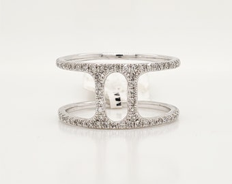 Anillo de doble hilera de oro de 14 quilates: diseño envolvente con detalles de diamantes