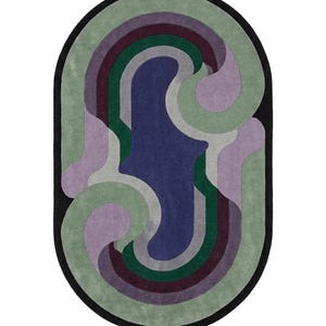 Puede incluir: Alfombra ovalada con borde negro y dise&ntilde;o abstracto. El dise&ntilde;o incluye formas curvas en tonos verdes, morados, grises y burdeos, con una zona central azul. Dise&ntilde;o moderno y art&iacute;stico.