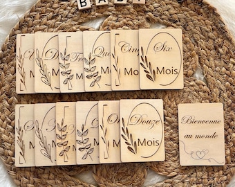 Wooden baby milestone cards in French - 12 moments from birth to 1 year on engraved wooden cards, Future parents gift