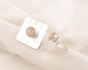 ピーチムーンストーンスタッドピアス：ハンドメイド925スターリングシルバー、6mm
