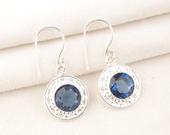 Handgjorda örhängen i 925 sterlingsilver med blå safirer