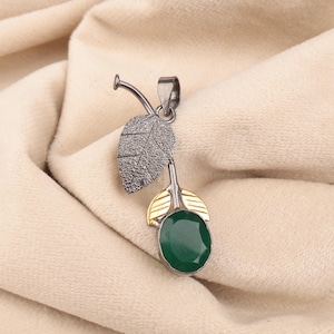 Handmade Green Onyx 925 Sterling Silver Pendant: Leaf Design