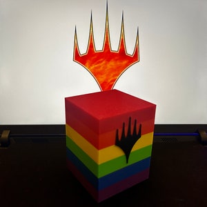 MTG Magic The Gathering Basic Commander Deckbox. Verkrijgbaar in: effen kleuren, Pride Flag of aangepast patroon op aanvraag. 100+ dubbele mouwen