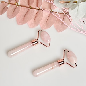 Rodillo de masaje de cuarzo rosa para el rostro: pequeño e ideal para llevar | Práctico masajeador facial