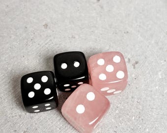 Crystal dice made of rose quartz or obsidian – noble dice for games & spirituality
