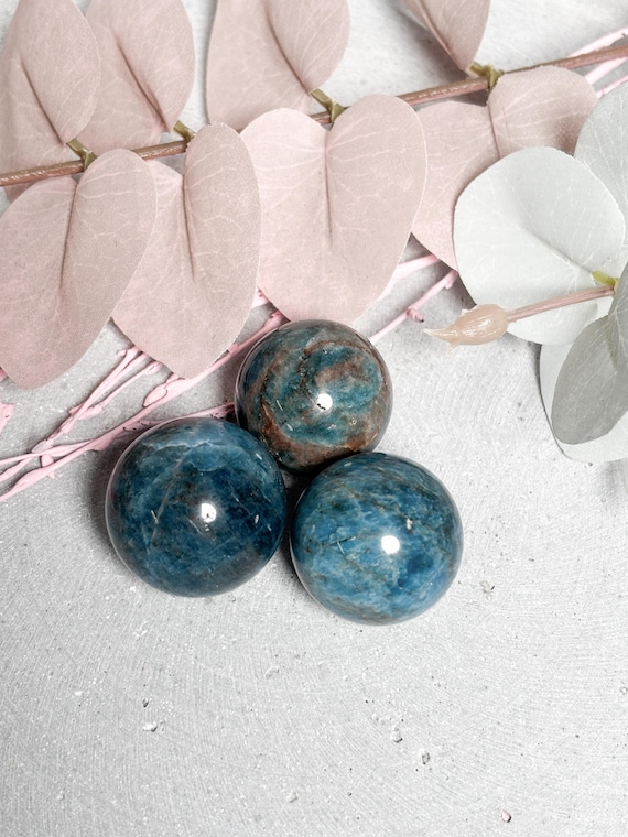 Apatit Kugel – ca. 2,6–2,8 cm Kristallkugel in unterschiedlichen Blautönen, Edelstein Kugel, Healing Crystal Sphere, Apatite Ball