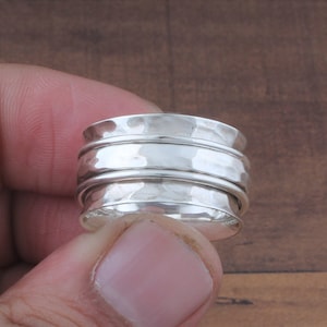 Hermoso anillo giratorio de plata hecho a mano 925 plata esterlina sólida martillada banda giratoria anillo de San Valentín anillo de regalo perfecto EtsyCayber2024 imagen 2