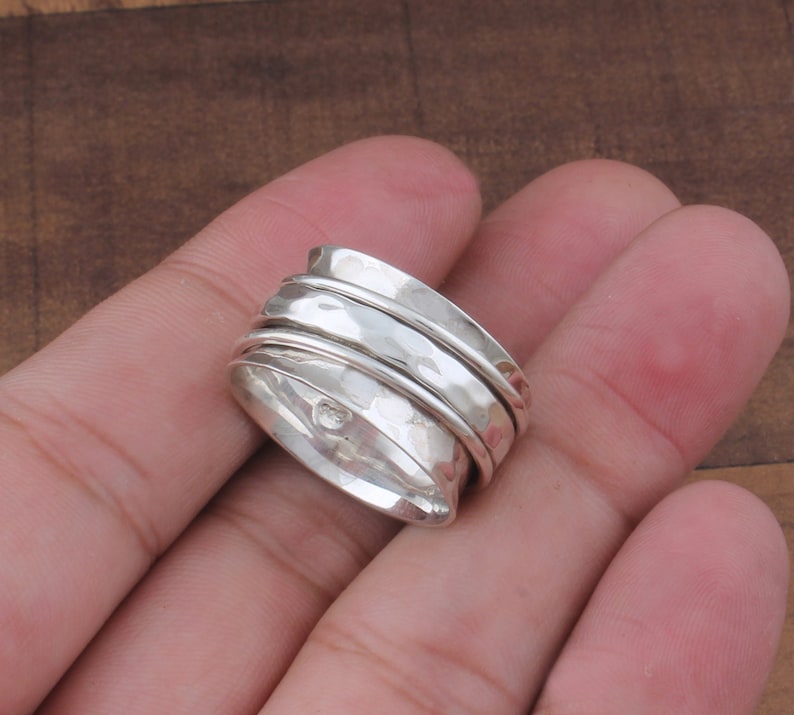 Hermoso anillo giratorio de plata hecho a mano 925 plata esterlina sólida martillada banda giratoria anillo de San Valentín anillo de regalo perfecto EtsyCayber2024 imagen 1