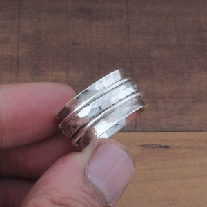 Hermoso anillo giratorio de plata hecho a mano 925 plata esterlina sólida martillada banda giratoria anillo de San Valentín anillo de regalo perfecto EtsyCayber2024 imagen 3