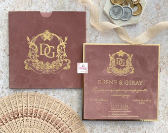 Tarjeta de invitación de boda en terciopelo dorado