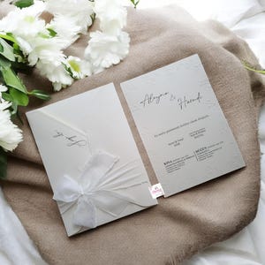 Convite de design personalizado com impressão em relevo simples