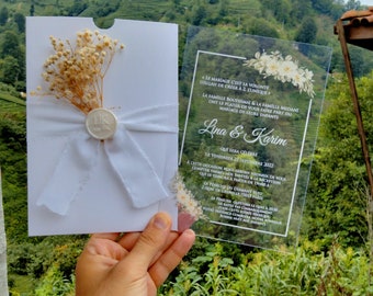 Invitación de boda con cinta personalizada, sobre blanco y sello