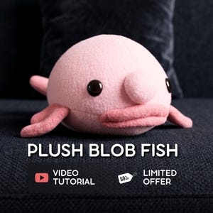 Könnte beinhalten: Ein rosa Plüsch-Blobfisch-Spielzeug mit schwarzen Knopfaugen und rosa Flossen. Der Text "PLUSH BLOB FISH" wird darunter angezeigt, zusammen mit "VIDEO TUTORIAL" und "LIMITED OFFER".