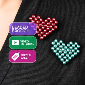 Könnte beinhalten: Zwei herzförmige Broschen aus Perlen, eine rote und eine türkisfarbene, an einem schwarzen Kleidungsstück befestigt. Die rote Brosche befindet sich oben rechts, die türkisfarbene unten rechts. Auf der linken Seite steht "BEADED BROOCH", "VIDEO TUTORIAL" und "SPECIAL SALE 50% OFF".