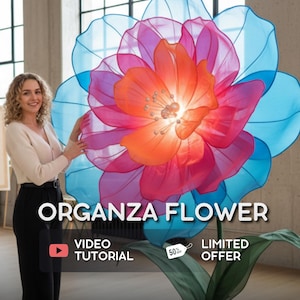 Puede incluir: Una gran flor decorativa hecha de tela de organza translúcida con pétalos en capas en tonos azul, rosa y naranja. El centro presenta una fuente de luz brillante rodeada de pequeñas cuentas blancas. Tiene un tallo y hojas verdes.