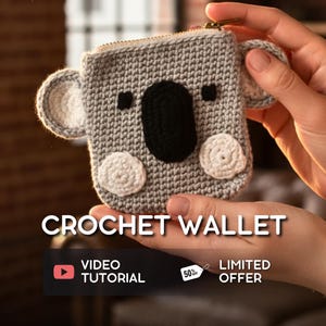 Puede incluir: Un monedero de ganchillo gris con forma de koala, con nariz y ojos negros y detalles blancos. El monedero tiene cierre de cremallera y está sostenido en las manos de una persona. El texto "CROCHET WALLET" se muestra debajo.