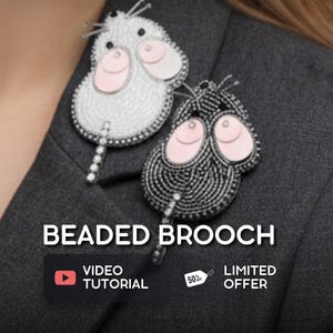 Puede incluir: Dos broches de cuentas con forma de ratón, uno blanco y otro negro, con detalles rosas y perlas, prendidos en una blazer gris. La imagen incluye el texto "Beaded Brooch", "Video Tutorial" y "Limited Offer".