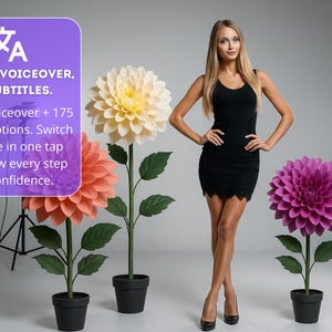 Pode incluir: Uma mulher de vestido preto est&aacute; perto de grandes flores de papel em vasos. As flores s&atilde;o p&ecirc;ssego, amarelas e roxas. A imagem inclui o texto "English voiceover, 175 subtitles."