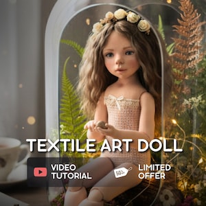 Peut inclure: Poupée d'art textile aux longs cheveux ondulés et une couronne de fleurs, enfermée dans un dôme de verre avec de la verdure. La poupée porte un haut tricoté rose clair. Le texte sur l'image indique "TEXTILE ART DOLL", "VIDEO TUTORIAL", et "LIMITED OFFER".