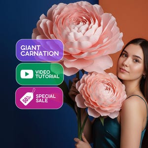 Könnte beinhalten: Eine Frau hält zwei große, hellrosa Papiernelken vor einem blau-orangen Hintergrund. Auf der linken Seite steht "GIANT CARNATION", "VIDEO TUTORIAL" und "SPECIAL SALE 50% OFF". Die Blumen haben eine detaillierte Blütenblattkonstruktion.