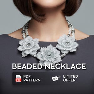 Puede incluir: Un collar de cuentas con tres grandes motivos florales plateados hechos de pequeñas cuentas, acentuado con hileras de perlas blancas y gris oscuro. El texto BEADED NECKLACE, PDF PATTERN y LIMITED OFFER es visible en la imagen.