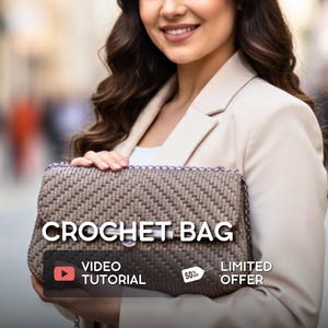 Könnte beinhalten: Eine braune Häkeltasche mit gewebtem Muster wird gezeigt. Die Tasche hat einen silbernen Kettenriemen und einen Verschluss. Auf der Tasche steht "CROCHET BAG", mit einem "VIDEO TUTORIAL"-Button und einem "LIMITED OFFER"-Tag.