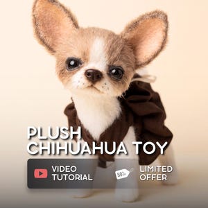 Op de afbeelding: Een pluche Chihuahua-speelgoed met een bruin-witte vacht, grote oren en donkere ogen. Het speelgoed draagt een bruin outfit. Tekst op de afbeelding luidt "PLUSH CHIHUAHUA TOY", "VIDEO TUTORIAL" en "LIMITED OFFER".