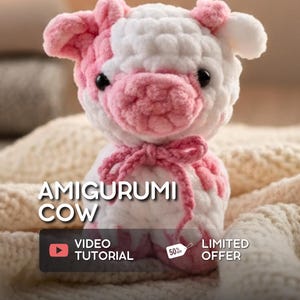 Könnte beinhalten: Eine handgefertigte Amigurumi-Kuh aus weißem und rosa Garn. Die Häkelkuh hat eine rosa Schleife, schwarze Augen und eine rosa Nase. Der Text "AMIGURUMI COW" wird über einer Schaltfläche mit der Aufschrift "VIDEO TUTORIAL" angezeigt. Ein "50% OFF"-Tag ist ebenfalls sichtbar.