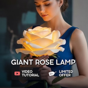 Può includere: Una lampada a forma di rosa gigante con petali illuminati, tenuta da una persona con un vestito blu. La lampada è un grande fiore stilizzato con un bagliore caldo. Il testo recita "GIANT ROSE LAMP", "VIDEO TUTORIAL" e "LIMITED OFFER".