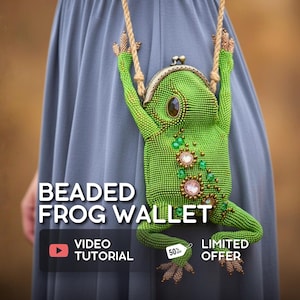 Puede incluir: Un monedero con forma de rana, adornado con cuentas verdes y una correa de cuerda. El bolso presenta un intrincado trabajo de cuentas y adornos decorativos. El texto en la imagen dice "BEADED FROG WALLET", "VIDEO TUTORIAL" y "LIMITED OFFER".