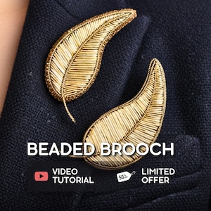 Puede incluir: Dos broches dorados con forma de hoja con cuentas están prendidos a una blazer azul oscuro. Los broches están detallados con cuentas y alambre dorados. La imagen incluye el texto "Beaded Brooch", "Video Tutorial" y "Limited Offer".