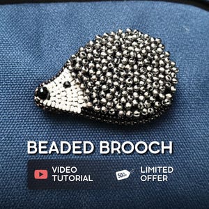Könnte beinhalten: Eine Brosche in Form eines Igels, besetzt mit silberfarbenen Perlen und einem weißen und schwarzen Gesicht. Der Text "BEADED BROOCH" steht darunter, zusammen mit einer Schaltfläche "VIDEO TUTORIAL" und einem "LIMITED OFFER"-Tag.
