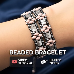 Può includere: Un braccialetto di perline a più fili con file alternate di piccole perline metalliche grigio scuro, perline ovali rosa chiaro opaco e perline rettangolari grigio metallizzato. Il testo BEADED BRACELET, VIDEO TUTORIAL e LIMITED OFFER è visibile.