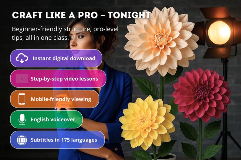 Pode incluir: A imagem apresenta uma mulher de blazer azul com tr&ecirc;s grandes flores de papel em tons de p&ecirc;ssego, amarelo e bord&ocirc;. O texto &agrave; esquerda promove uma aula: "CRAFT LIKE A PRO - TONIGHT" com download digital instant&acirc;neo e narra&ccedil;&atilde;o em ingl&ecirc;s.