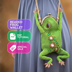 Può includere: Un portafoglio a forma di rana, verde e decorato con perline. Ha una chiusura a scatto e un cinturino in corda. Il testo sull'immagine recita "Beaded Frog Wallet", "PDF Tutorial" e "Special Sale 50% Off".