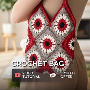 Könnte beinhalten: Eine handgefertigte Häkeltasche mit floralem Muster. Die Tasche hat einen roten Rand und Träger, mit grauen Quadraten, die mit weißen und roten blütenartigen Designs verziert sind. Der Text "CROCHET BAG" wird auf dem Bild zusammen mit "VIDEO TUTORIAL" angezeigt.